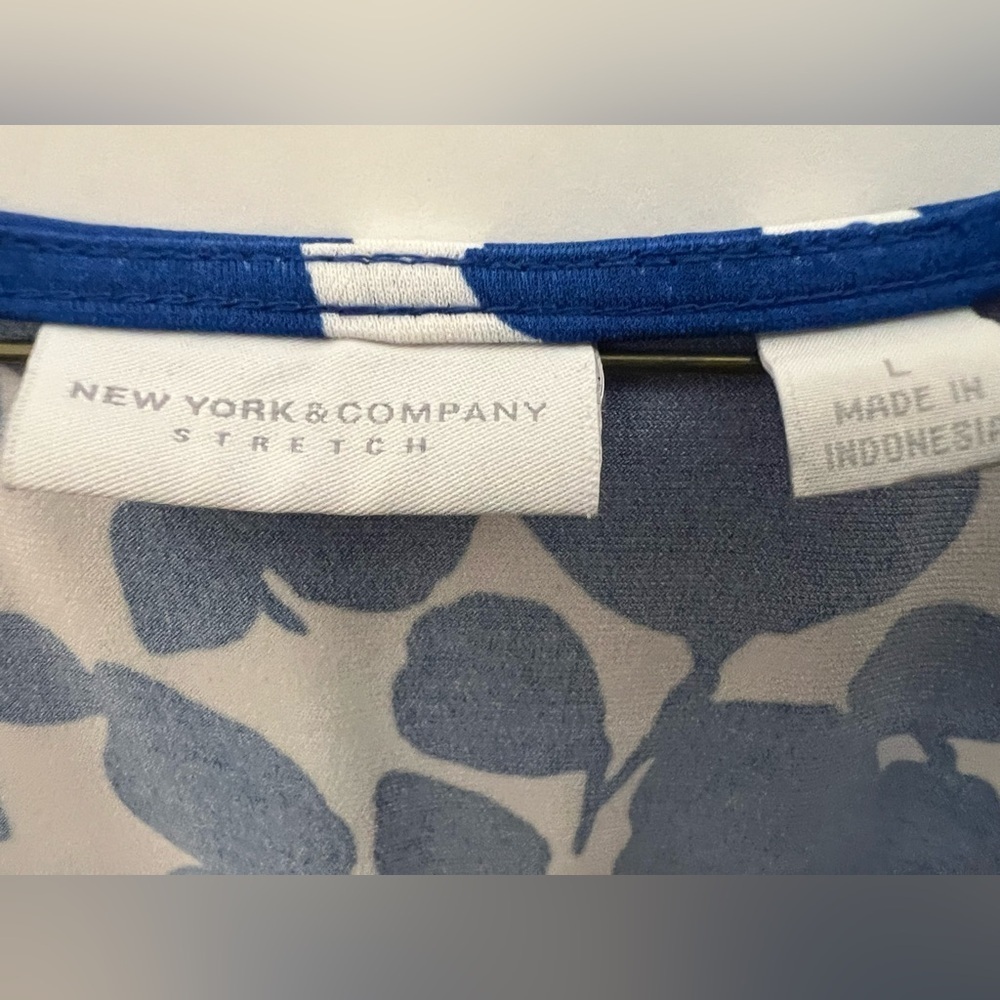 NEW YORK & COMPANY SIZE  LARGE 
Blue Floral Women's Top - Picture 3 of 5
